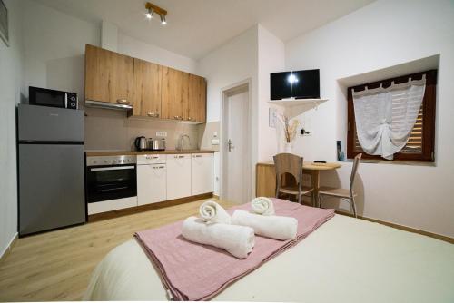 eine Küche mit einem Bett mit zwei Handtüchern darauf in der Unterkunft Studio GabAmi in Koper