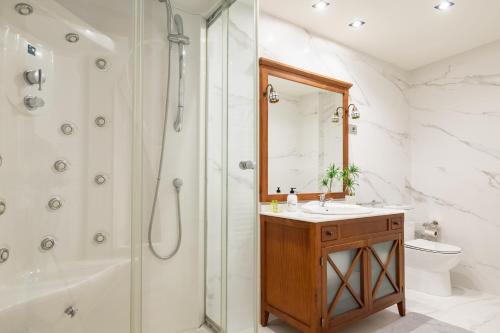 Un baño con ducha, lavabo y espejo. en Alojamientos Rías Baixas-Casa Lisi-Ribeira, en Ribeira