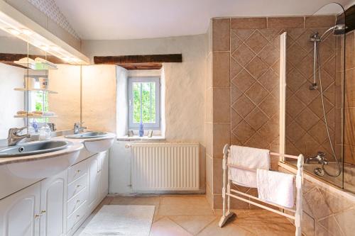 ein Badezimmer mit einer Dusche, einem Waschbecken und einer Badewanne in der Unterkunft Logis La Tour - Gîte La Tour in Saint-Laurent-de-la-Salle