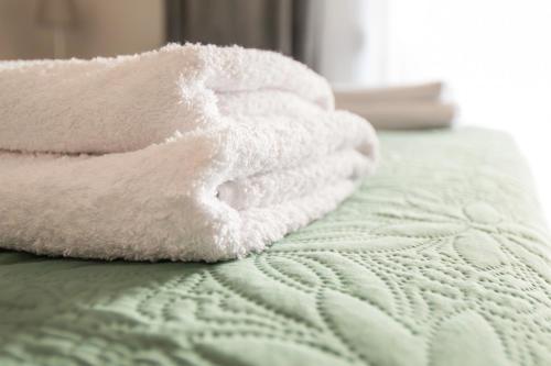 Escape Stay in Xanthi Center with Parking - Meno Homes 4Aにあるベッド