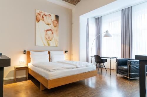 1 dormitorio con cama, escritorio y silla en Hotel Johann en Berlín