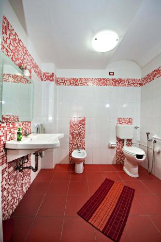 a bathroom with two toilets and a sink and a sinkessment at Casa Fugardi in Castellammare del Golfo