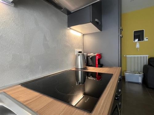 una cucina con bancone e macchinetta del caffè di Brunello Apartment a Mantova