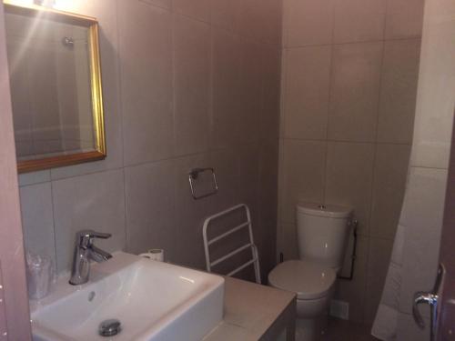 カルジェーズにあるBel Mareのバスルーム(洗面台、トイレ、鏡付)