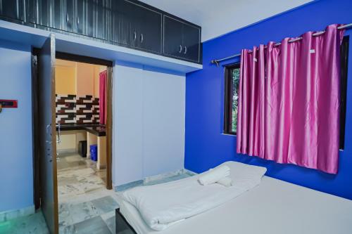 ボルプルにあるRoyal Palaceの青い部屋(ベッド1台、ピンクのカーテン付)