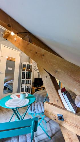 un salon avec une table et une table sidx sidx sidx dans l'établissement Au bon endroit -- Chambre chez l'habitant -- Via Rhona, à Jonzier-Épagny