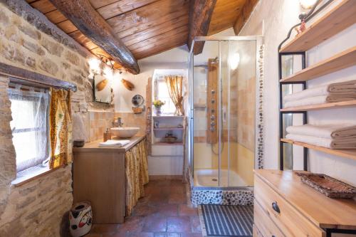 une salle de bain avec douche et lavabo dans l'établissement Maisonnette de campagne proche du lac du Salagou, à Brenas