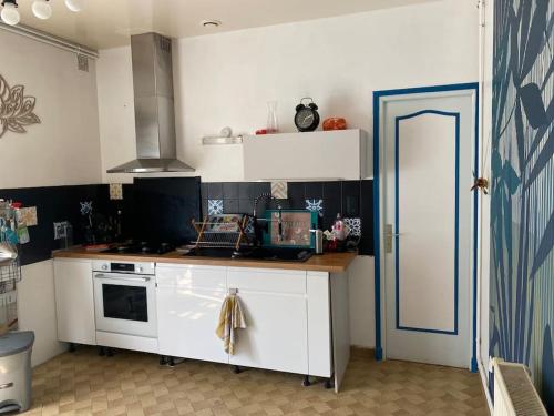 - une cuisine avec un comptoir et une cuisinière four supérieur dans l'établissement Maison périgourdine 144m2, à Piégut-Pluviers
