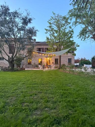 a house with a lawn in front of it at Affittacamere Ca' de Mazapedar in San Lorenzo