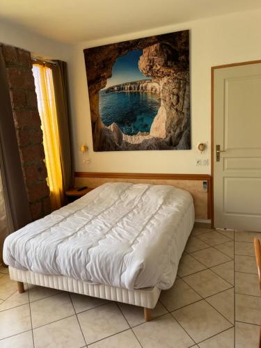 Bett in einem Schlafzimmer mit Wandgemälde in der Unterkunft Residence Appartement le Porto in Porto Ota