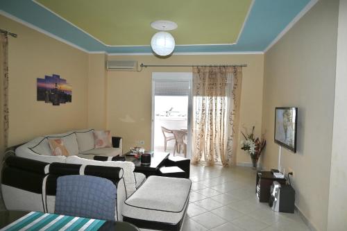 Un pat sau paturi într-o cameră la Elvis Apartment