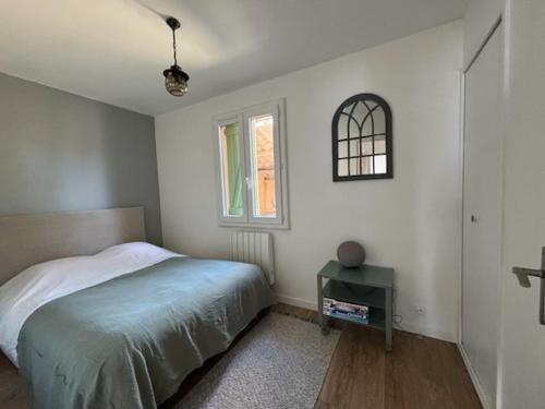 une chambre avec un lit, une table et une fenêtre dans l'établissement Villa bord de mer Appietto LAVA, à Appietto