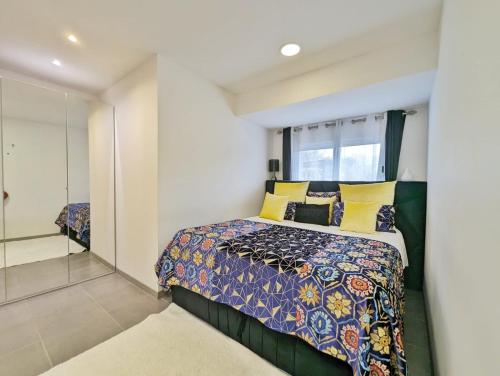 une chambre avec un lit et un miroir dans l'établissement Maison de l'Agly - Villa de standing, à Rivesaltes