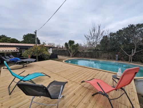 une terrasse avec des chaises et une piscine dans l'établissement Maison de l'Agly - Villa de standing, à Rivesaltes