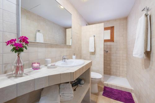 ポリェンサにあるCal LLoroのバスルーム(洗面台、トイレ、鏡付)