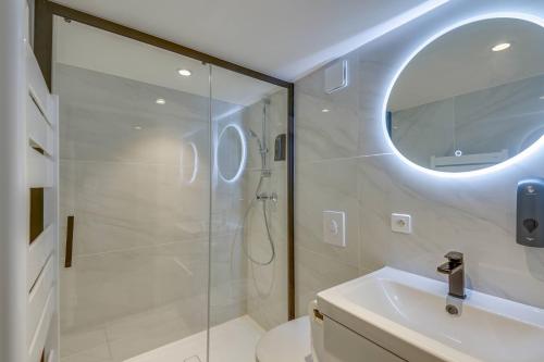 une salle de bain avec une douche, des toilettes et un lavabo dans l'établissement BRP Cannes Center, Two-Bedroom Deluxe Apartment, à Cannes