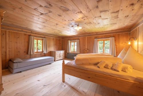 Un dormitorio con dos camas y techo de madera. en Haus Victoria, en Schruns