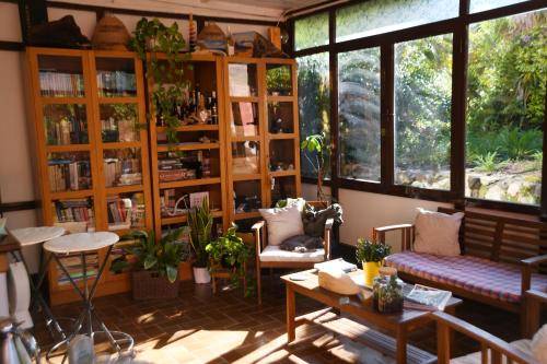una sala de estar llena de muebles y ventanas. en Villa Gaia en Portoferraio