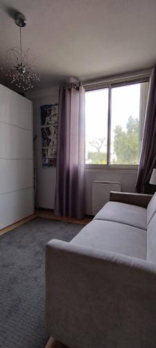 une chambre avec deux lits et une fenêtre dans l'établissement Location saisonnière logement les pieds dans l’eau, à La Seyne-sur-Mer