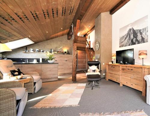 un soggiorno con un divano e una televisione di Traum Fewo Hindelang a Bad Hindelang