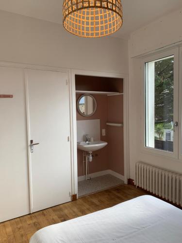 St Malo - Rothéneuf, Grande maison - 6 chambres - jardin clos avec parking