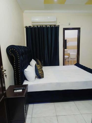 Ένα ή περισσότερα κρεβάτια σε δωμάτιο στο Royal Lodges Hotel