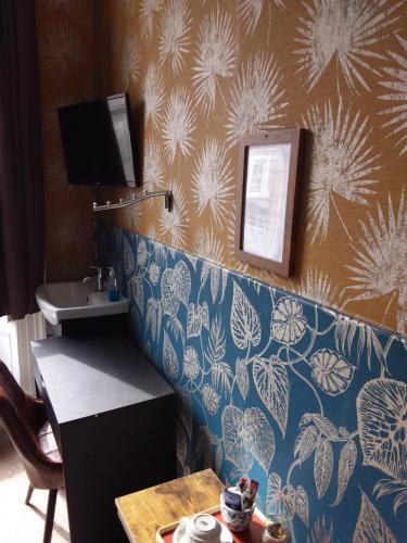 W łazience znajduje się umywalka, lustro i stół. w obiekcie IVY- Braveheart Guest House w Edynburgu