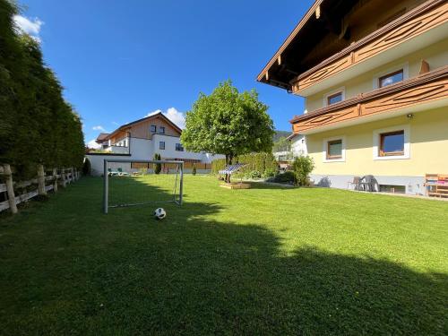 - une cour avec un ballon de football sur l'herbe dans l'établissement Stangl Appartements, à Flachau