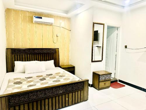 um quarto com uma cama e um espelho em InTown Guesthouse em Islamabad