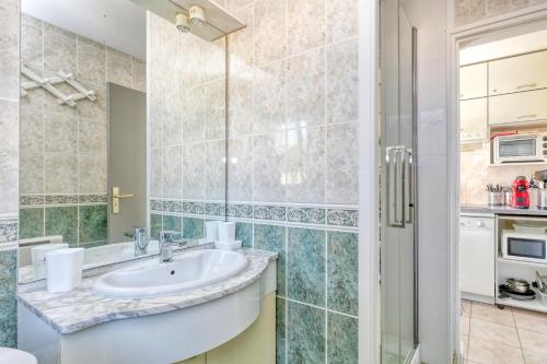 une salle de bain avec un lavabo et une douche dans l'établissement Appartement vue mer - 50 m plage, à Pornichet