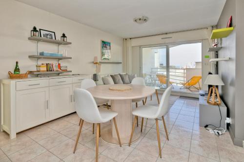 une cuisine et une salle à manger avec une table et des chaises dans l'établissement Appartement vue mer - 50 m plage, à Pornichet