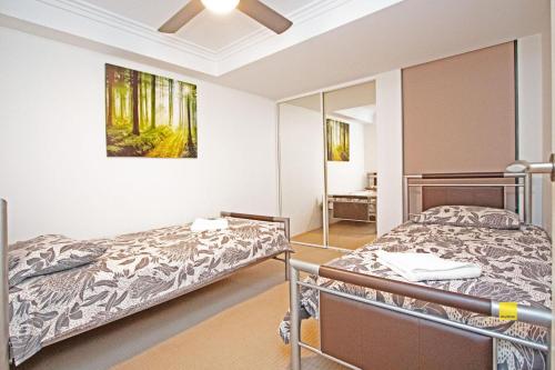 2 Etagenbetten in einem Zimmer mit Spiegel in der Unterkunft Lesueur Days in Jurien Bay