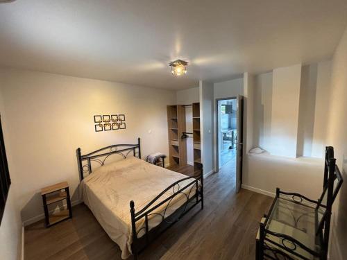 - une chambre avec un lit et une chambre avec une salle de bains dans l'établissement Bas de Villa indépendant, à Borgo