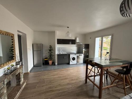 - un salon avec une cuisine et une table dans l'établissement Bas de Villa indépendant, à Borgo