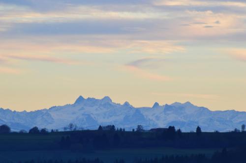 - une vue sur une chaîne de montagnes au coucher du soleil dans l'établissement Fewo "Alpenliebe" im Haus Fritz, 3 Schlafzimmer, E-Auto-Ladestation, Eisenbach, Titisee, à Oberbränd