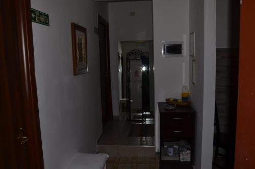 un corridoio con bagno con lavandino e specchio di Ines Downtown B&B a Roma