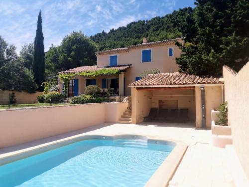 une villa avec piscine devant une maison dans l'établissement Beaumes-de-Venise - Magnifique villa au calme avec piscine ! Le rêve de Montmirail, à Beaumes-de-Venise