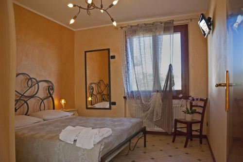 - une chambre avec un grand lit et une fenêtre dans l'établissement Portola la vecchia dimora, à Roncola