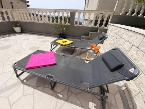 - une table de ping-pong assise sur une terrasse dans l'établissement Pension Alba, à Podstrana