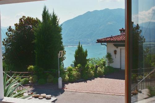 Blick auf ein Haus mit Blick auf das Wasser in der Unterkunft Apartment Wieser in Minusio