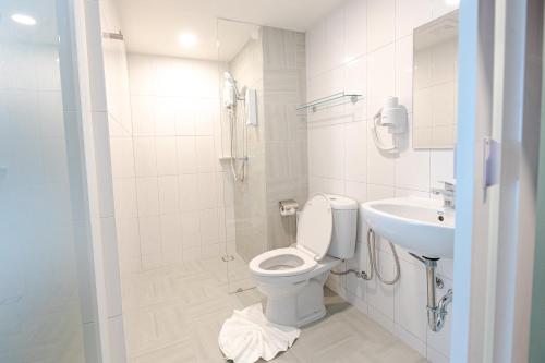 วัน บัดเจท ตาก แม่สอด - One budget hotel Tak Maesot في ماي سوت: حمام ابيض مع مرحاض ومغسلة