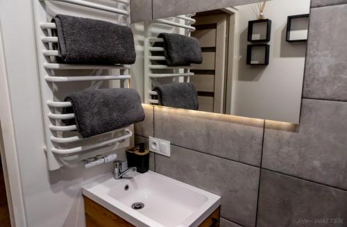 ein Bad mit einem Waschbecken und einem Spiegel in der Unterkunft KLIF 2 Warka in Warka