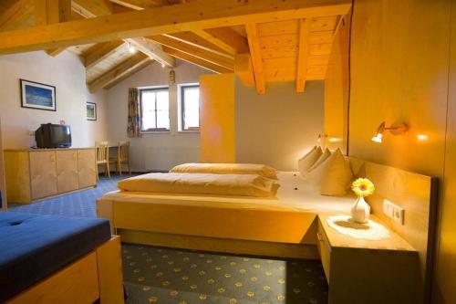 1 dormitorio con 2 camas en una habitación en Gasthaus Muntafuner Stöbli, en Gortipohl