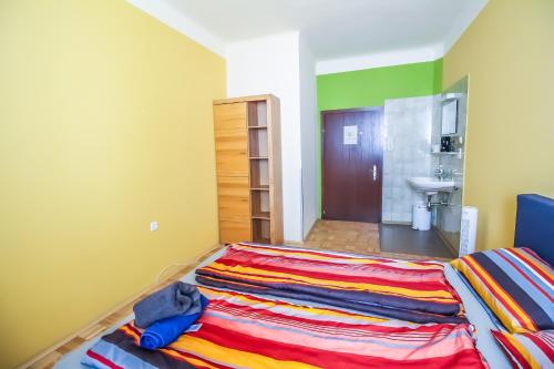 Кровать или кровати в номере Double Room in Hütteldorfer Straße Area BS D db