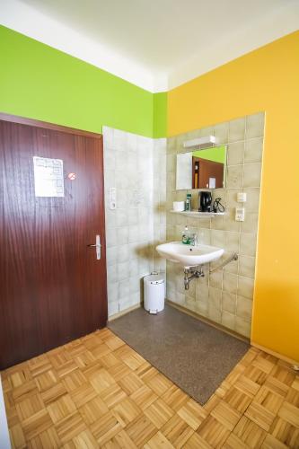 Ванная комната в Double Room in Hütteldorfer Straße Area BS D db
