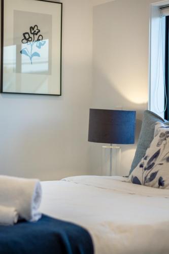 Katil atau katil-katil dalam bilik di Explore Addington and CBD 1 bed w/carpark