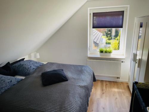 a bedroom with a bed and a window at NEU! Ferienwohnung am Park in Nortorf