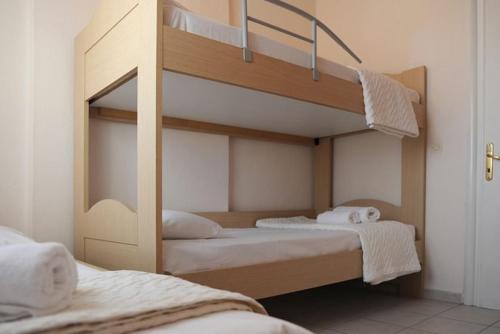Tempat tidur susun dalam kamar di Home Express Oslo