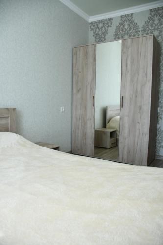 um quarto com uma cama e um espelho grande em Armani Hotel em Martuni