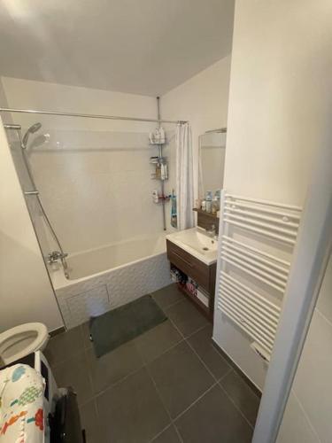 une salle de bain avec une douche, une baignoire et un lavabo dans l'établissement Appartement très lumineux proche Métro Asnières, à Asnières-sur-Seine